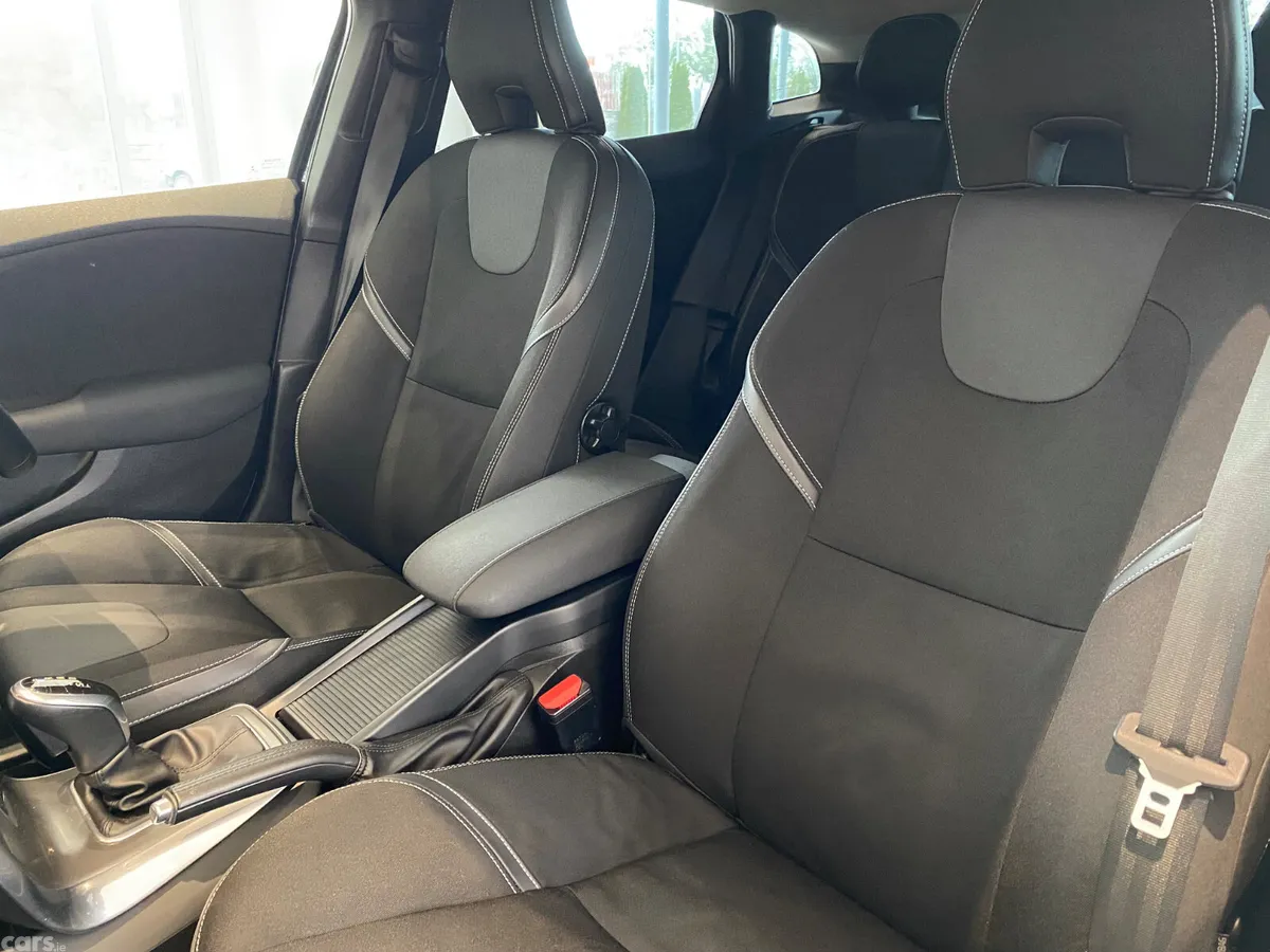 Volvo V40 Hatchback, Diesel, 2016, Blue