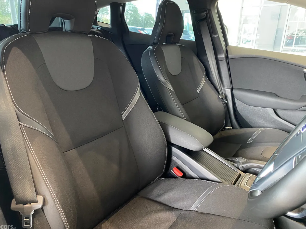 Volvo V40 Hatchback, Diesel, 2016, Blue