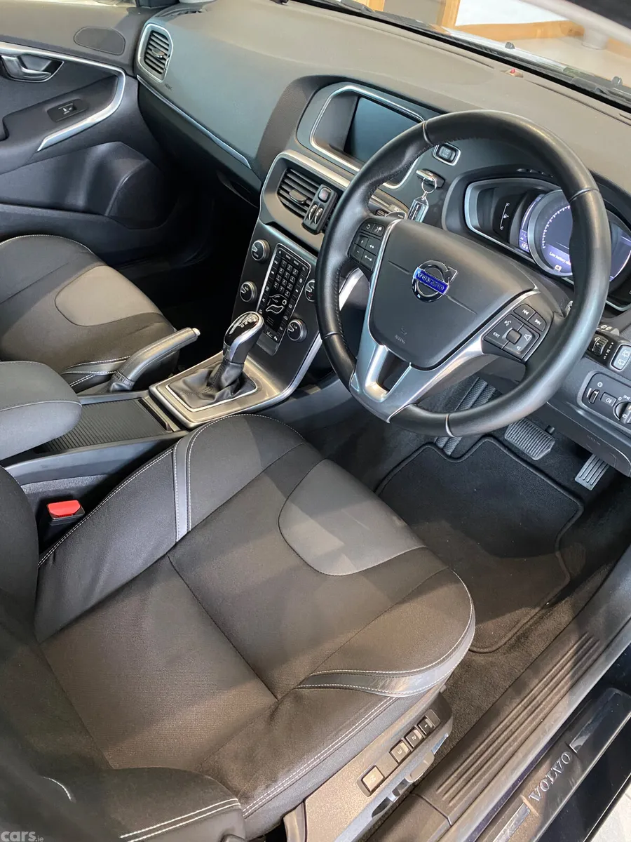 Volvo V40 Hatchback, Diesel, 2016, Blue