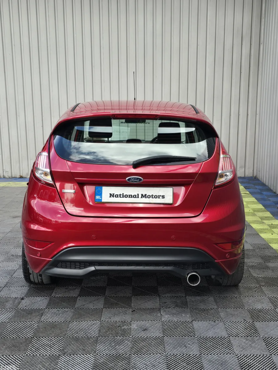 Ford Fiesta Hatchback, Petrol, 2015, Red