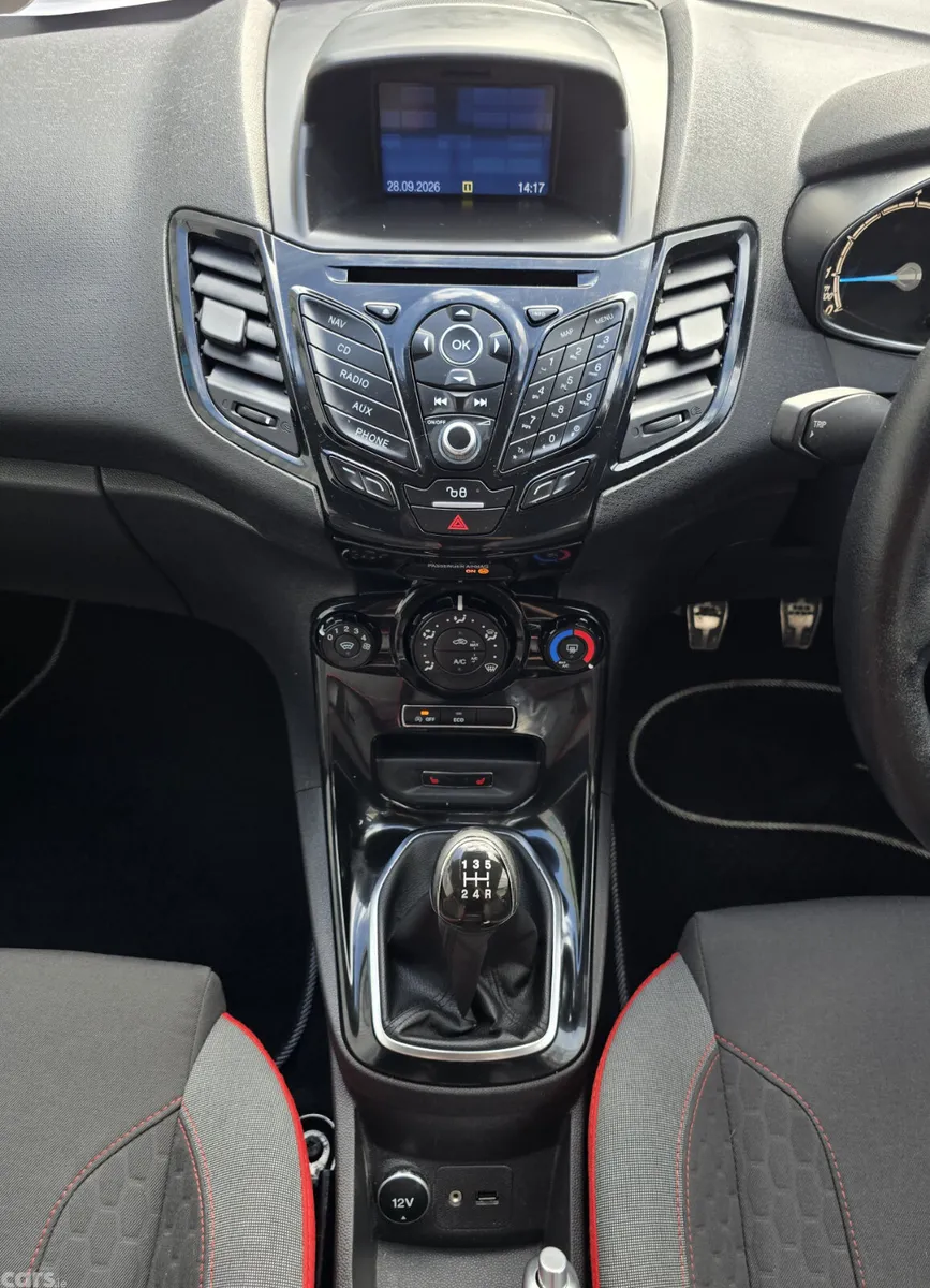 Ford Fiesta Hatchback, Petrol, 2015, Red