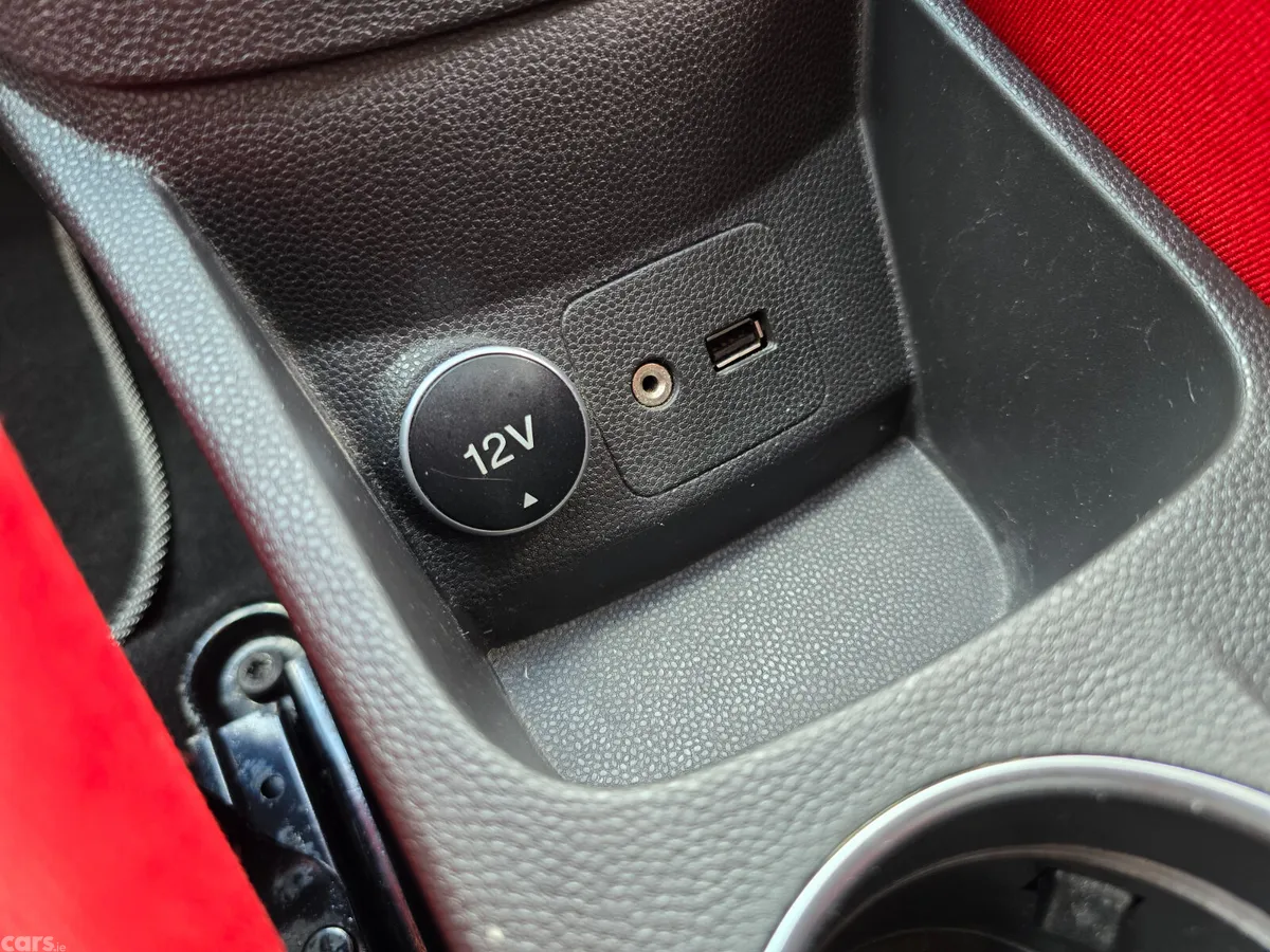 Ford Fiesta Hatchback, Petrol, 2015, Red