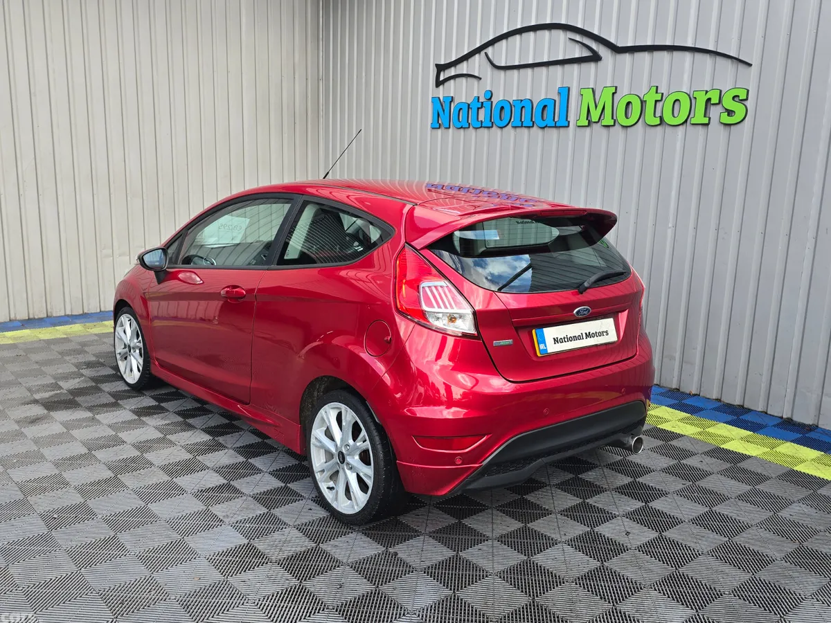 Ford Fiesta Hatchback, Petrol, 2015, Red