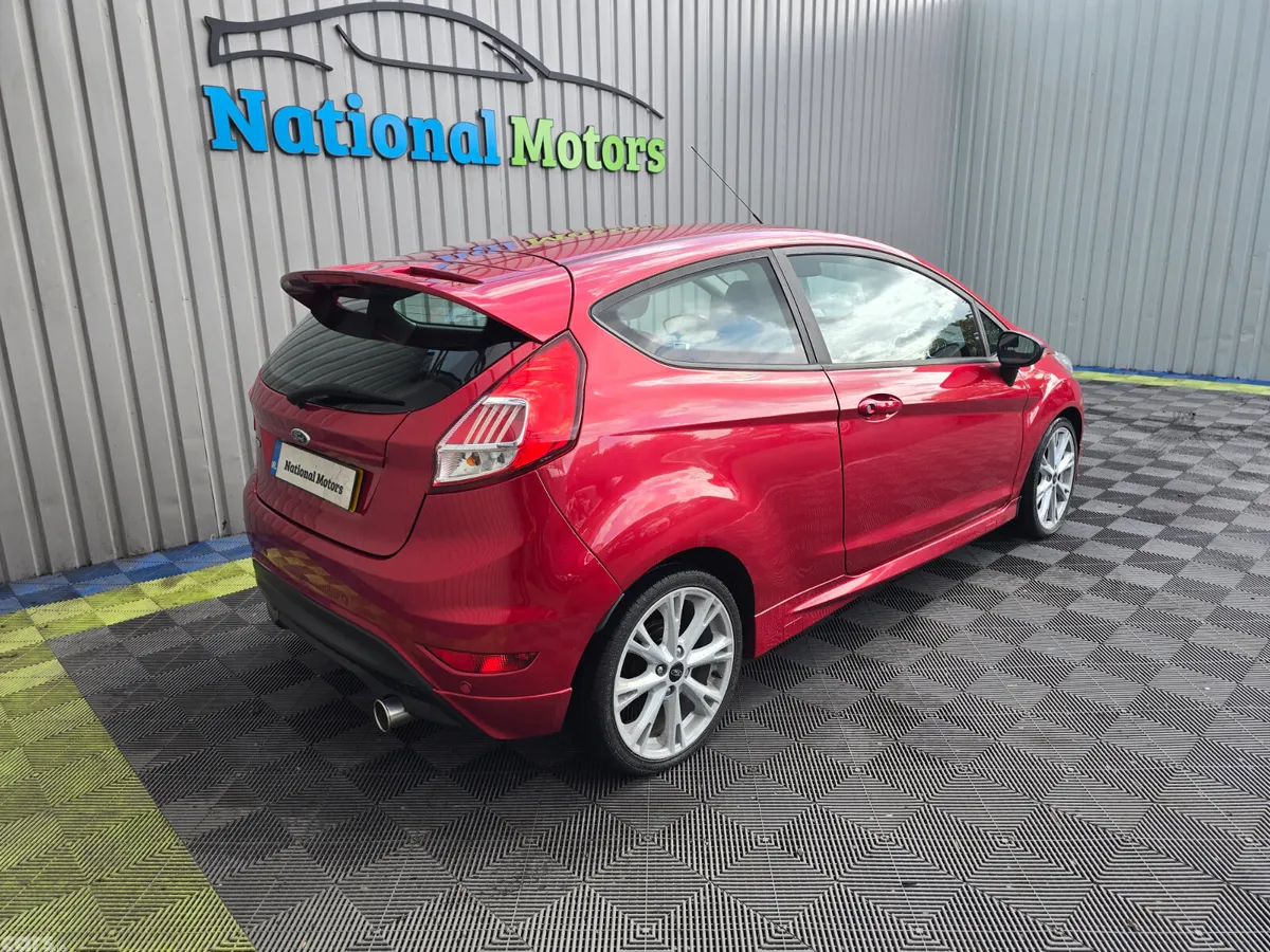 Ford Fiesta Hatchback, Petrol, 2015, Red