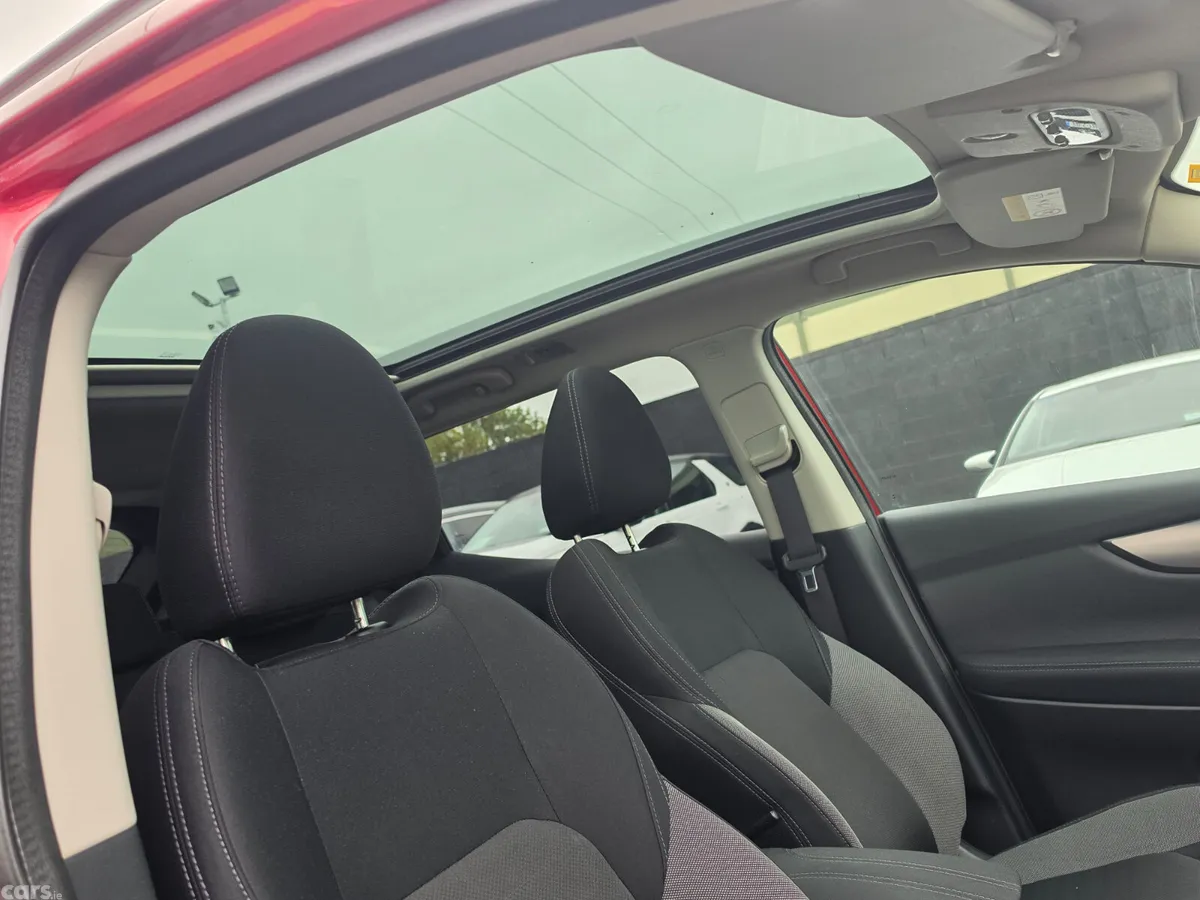 Nissan Qashqai Hatchback, Diesel, 2018, Red