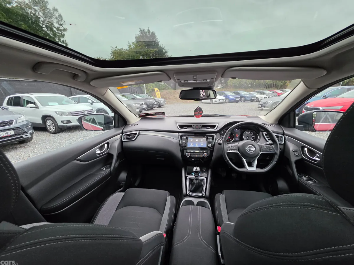 Nissan Qashqai Hatchback, Diesel, 2018, Red