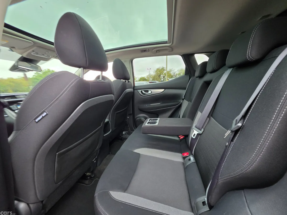 Nissan Qashqai Hatchback, Diesel, 2018, Red