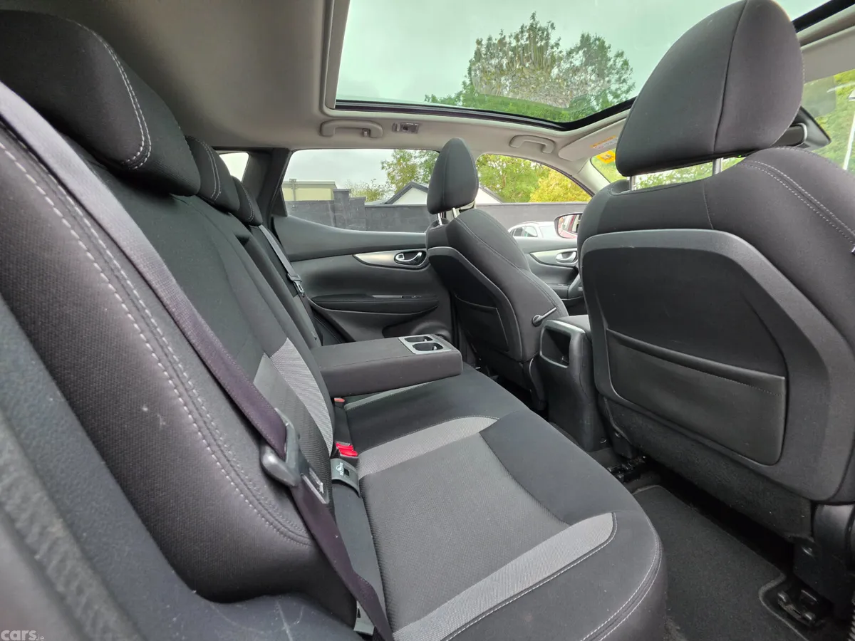 Nissan Qashqai Hatchback, Diesel, 2018, Red