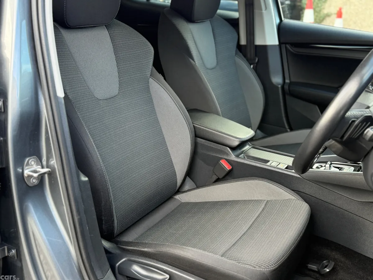 Skoda Octavia Hatchback, Petrol Hybrid, 2024, Grey