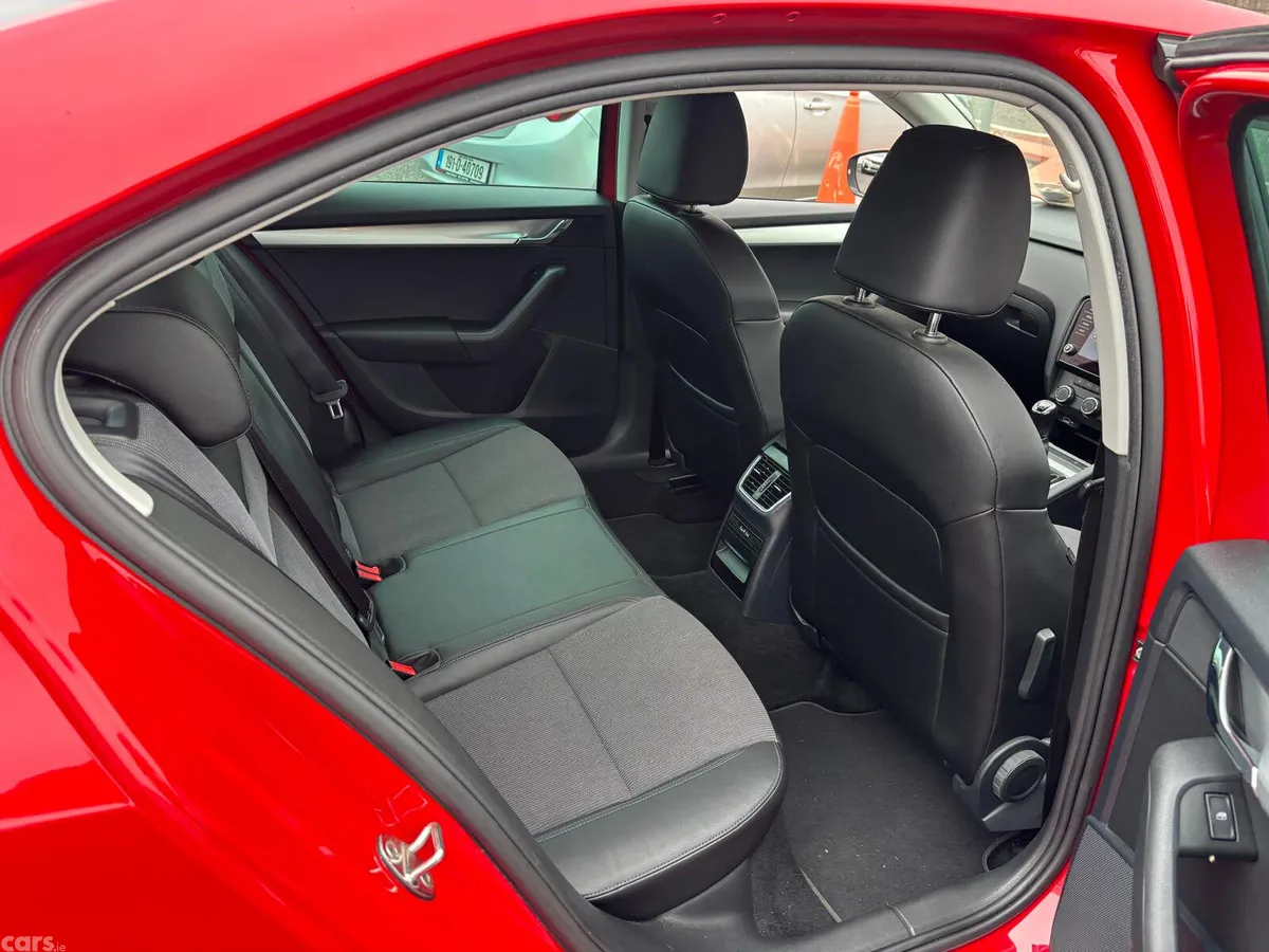 Skoda Octavia Saloon, Petrol, 2019, Red