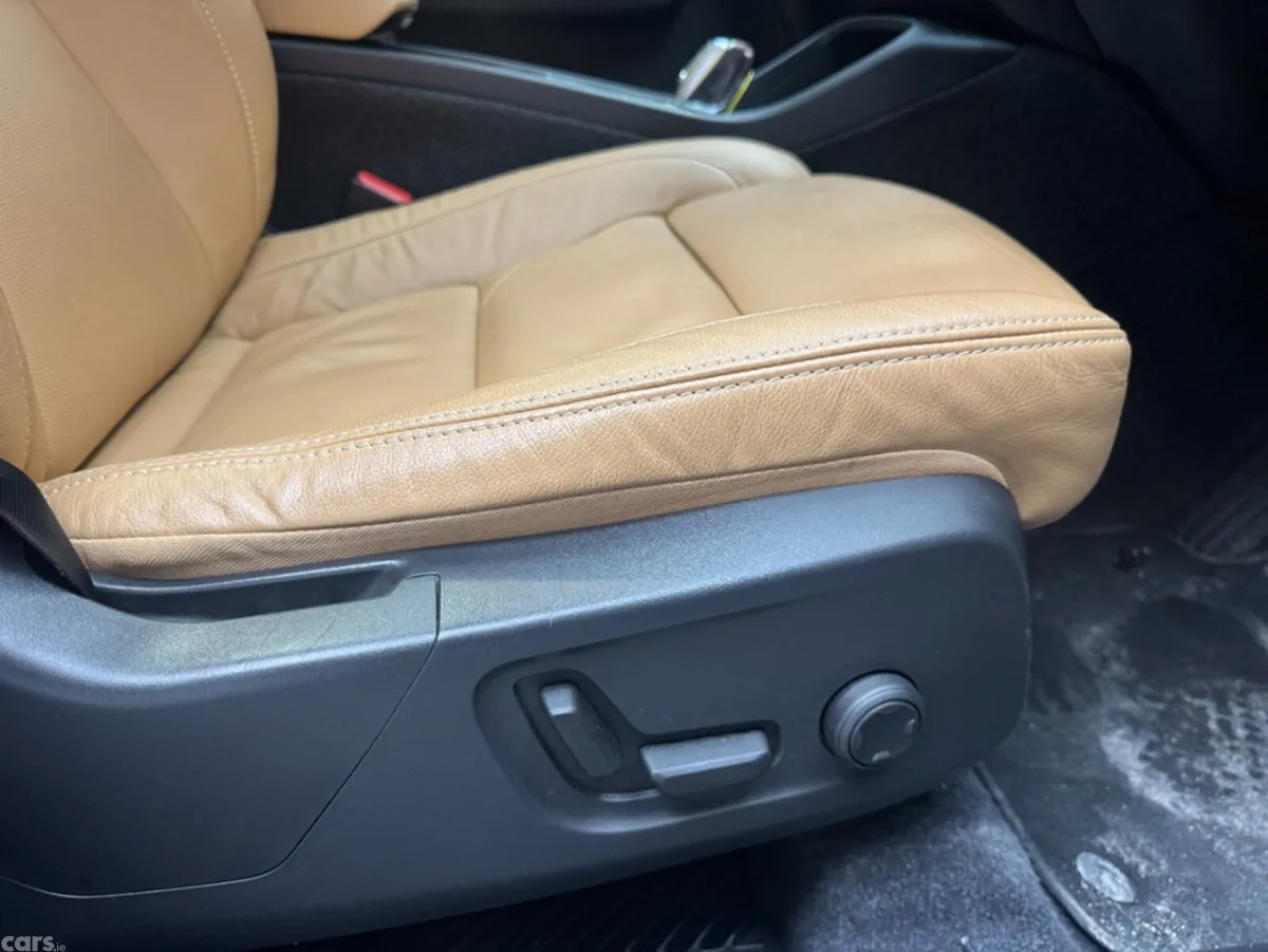 Volvo XC40 SUV, Petrol Hybrid, 2022, Black