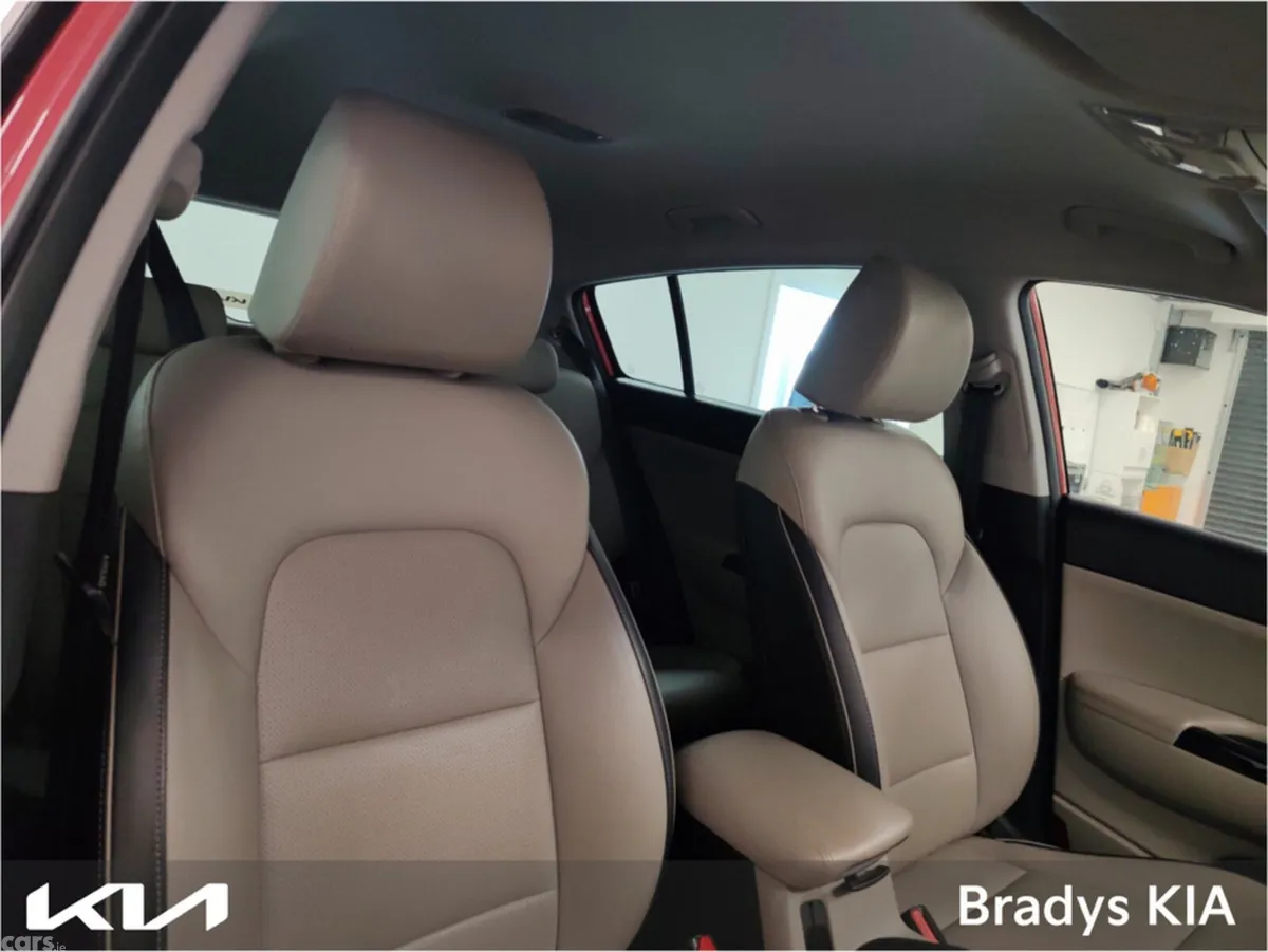 Kia Sportage MPV, Diesel, 2021, Red