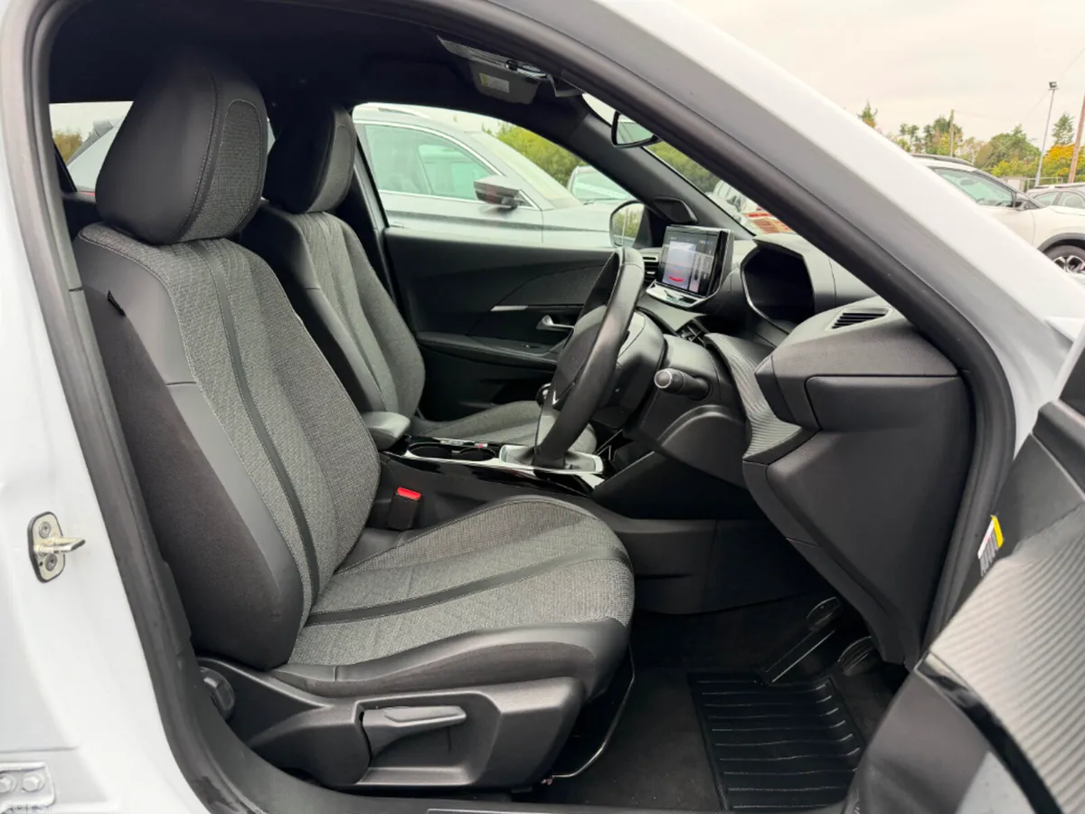 Peugeot 2008 MPV, Petrol, 2024, White