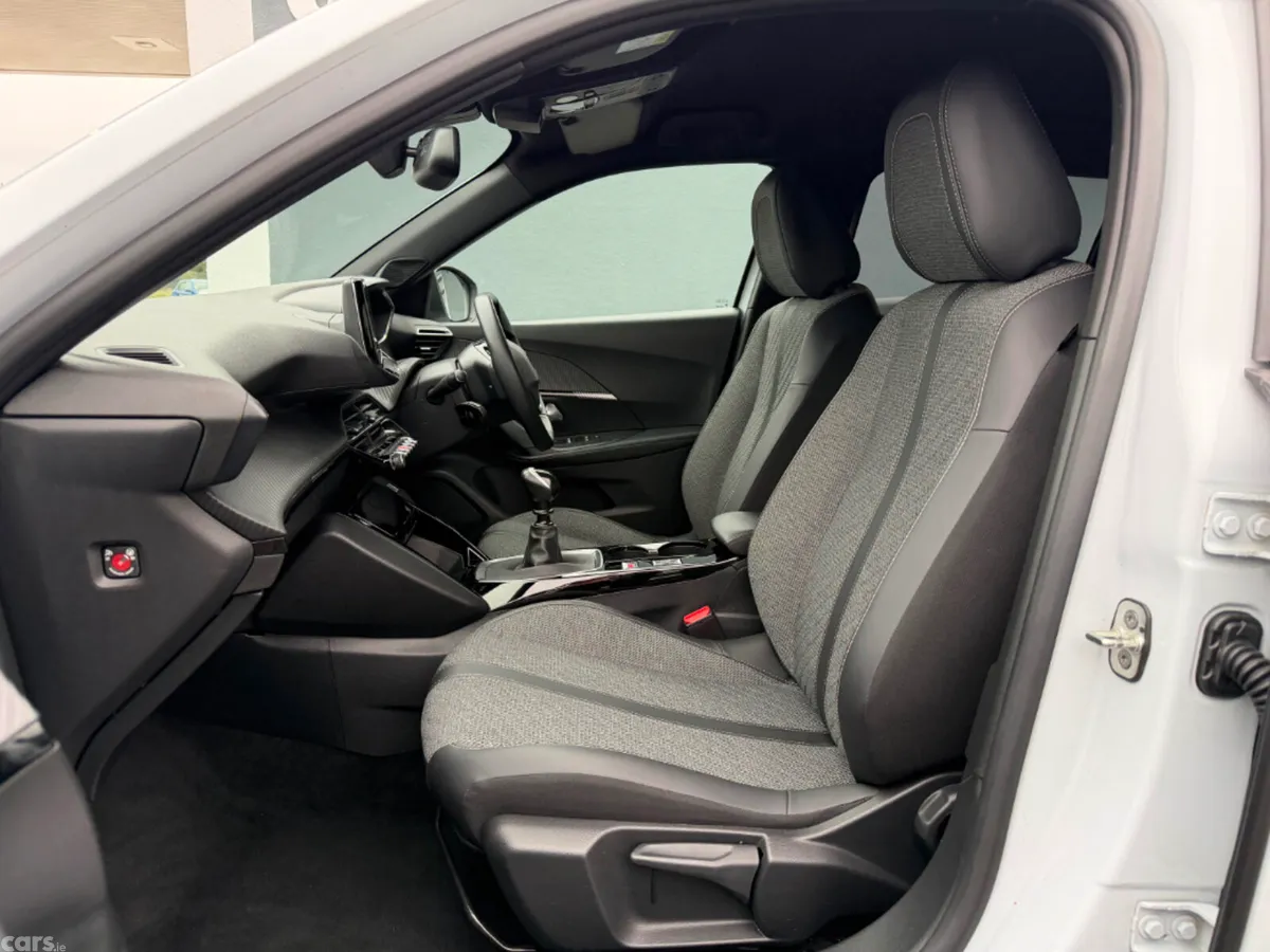 Peugeot 2008 MPV, Petrol, 2024, White