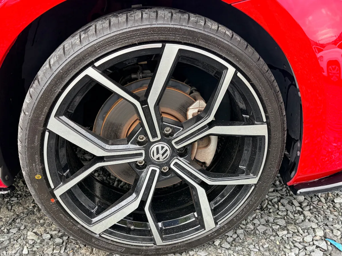 Volkswagen Golf Hatchback, Petrol, 2017, Red