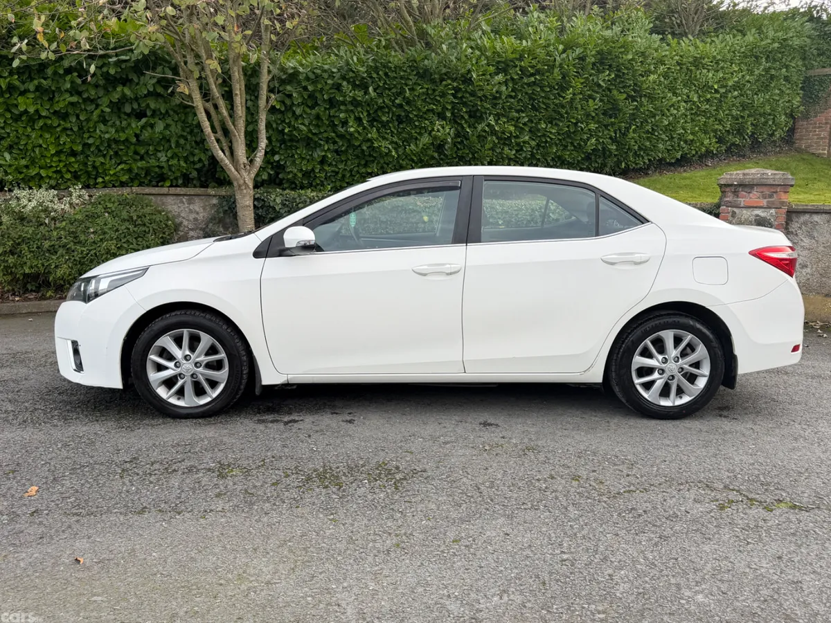 Toyota Corolla Saloon, Diesel, 2015, White
