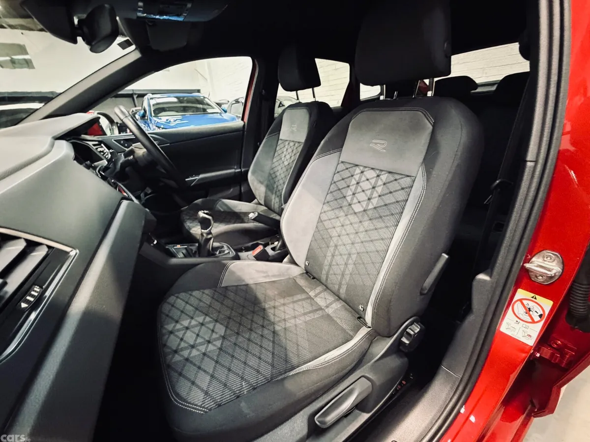 Volkswagen Taigo MPV, Petrol, 2022, Red