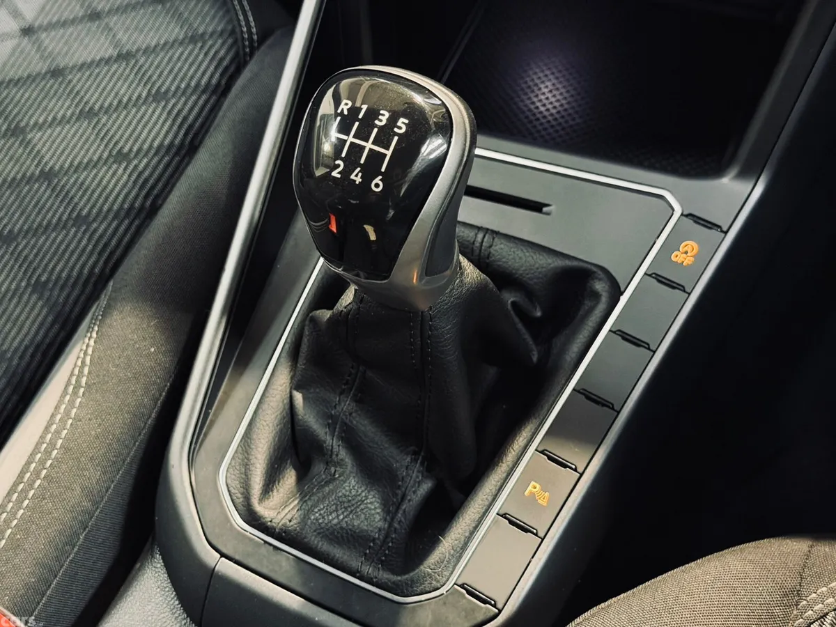 Volkswagen Taigo MPV, Petrol, 2022, Red