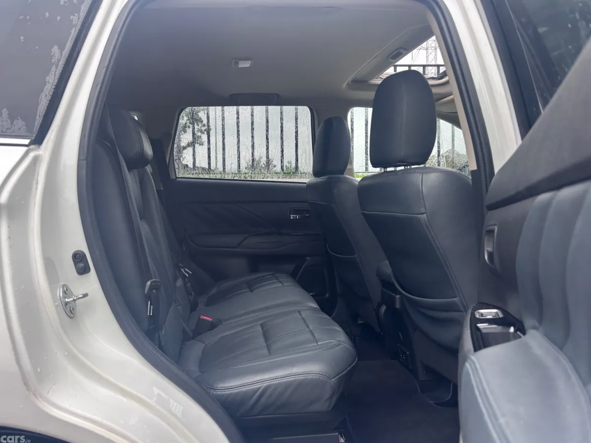 Mitsubishi Outlander SUV, Petrol Plug-in Hybrid, 2017, White