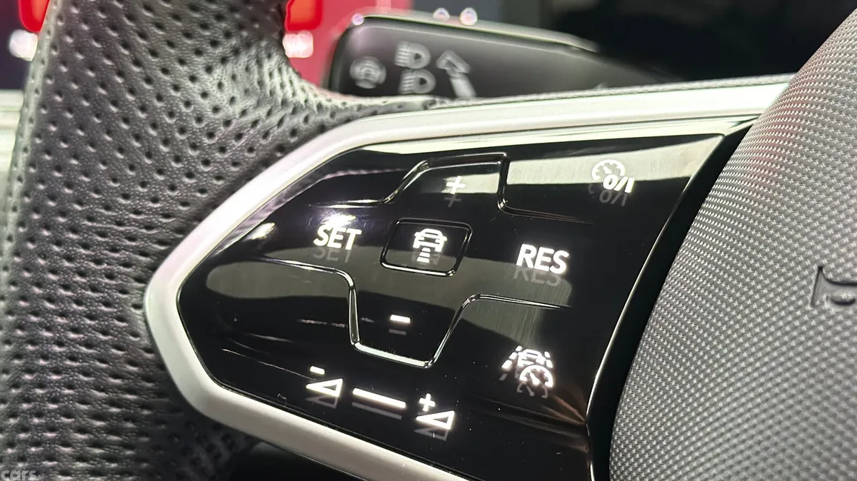 Volkswagen Golf Hatchback, Diesel, 2023, Gold