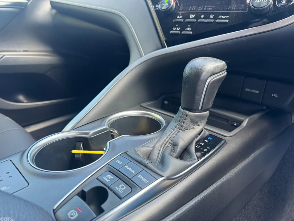 Toyota Camry Saloon, Petrol, 2023, White