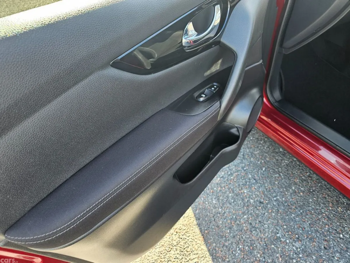 Nissan Qashqai MPV, Diesel, 2021, Red