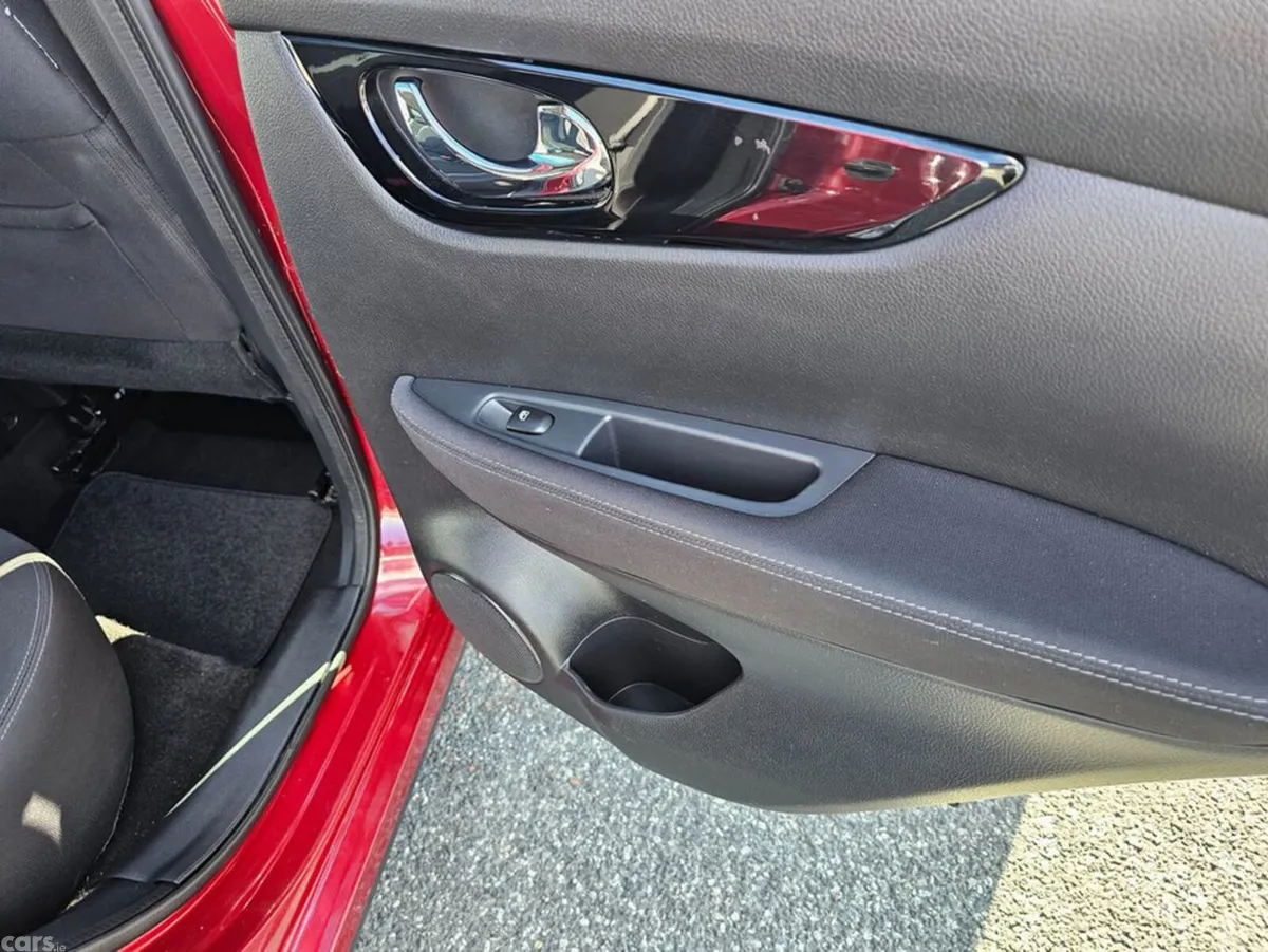 Nissan Qashqai MPV, Diesel, 2021, Red
