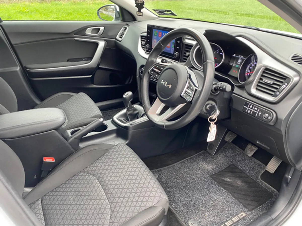 Kia Ceed Hatchback, Diesel Hybrid, 2023, White