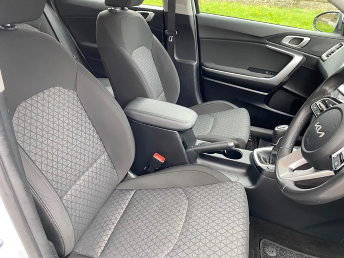 Kia Ceed Hatchback, Diesel Hybrid, 2023, White