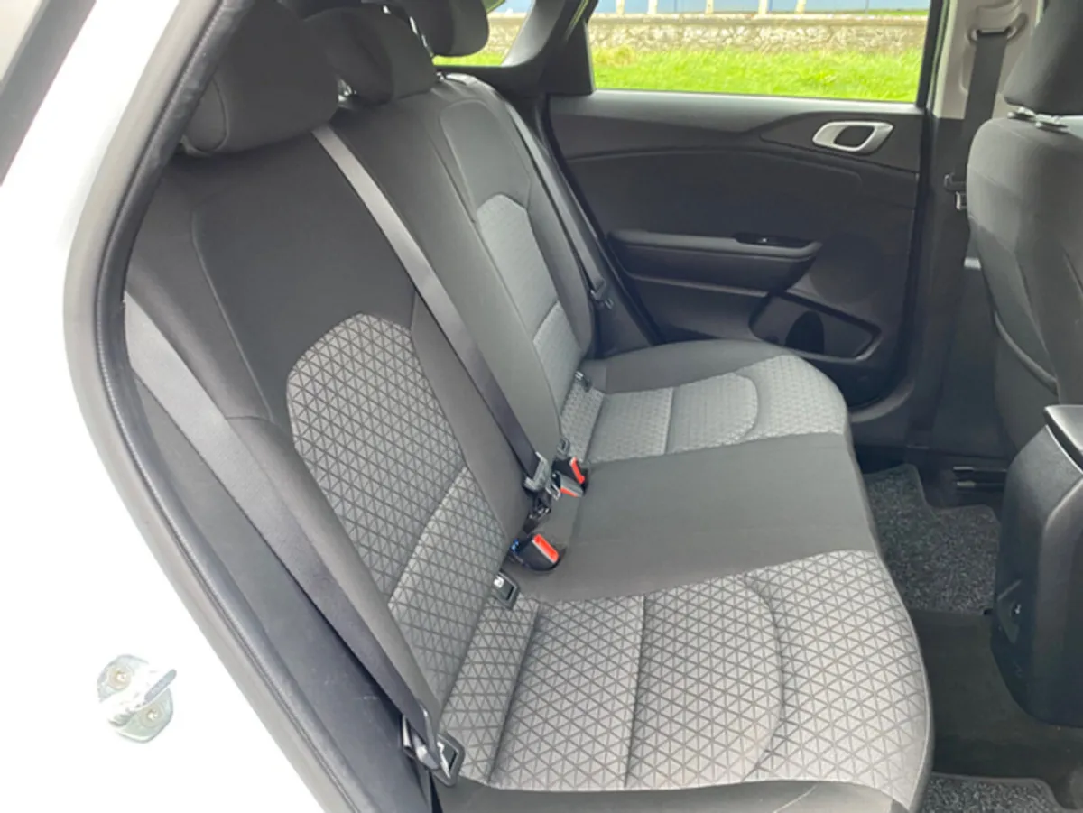 Kia Ceed Hatchback, Diesel Hybrid, 2023, White