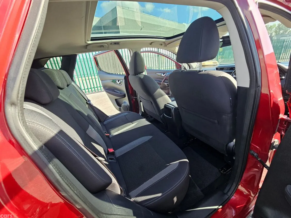 Nissan Qashqai MPV, Diesel, 2021, Red