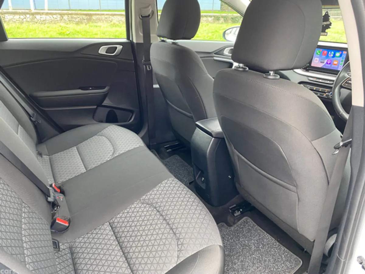 Kia Ceed Hatchback, Diesel Hybrid, 2023, White