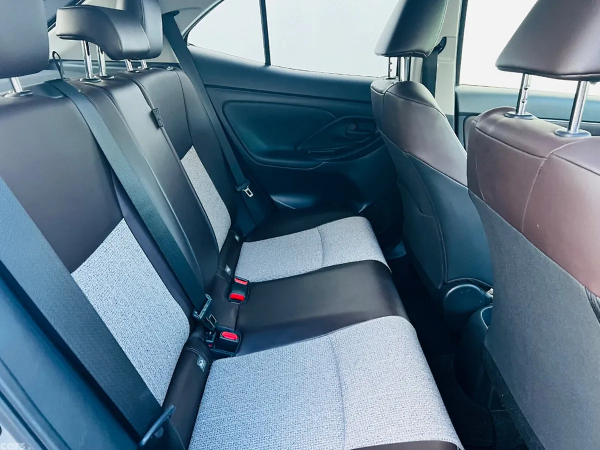Toyota Yaris Cross Hatchback, Petrol Hybrid, 2022, Silver