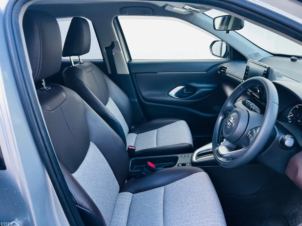 Toyota Yaris Cross Hatchback, Petrol Hybrid, 2022, Silver