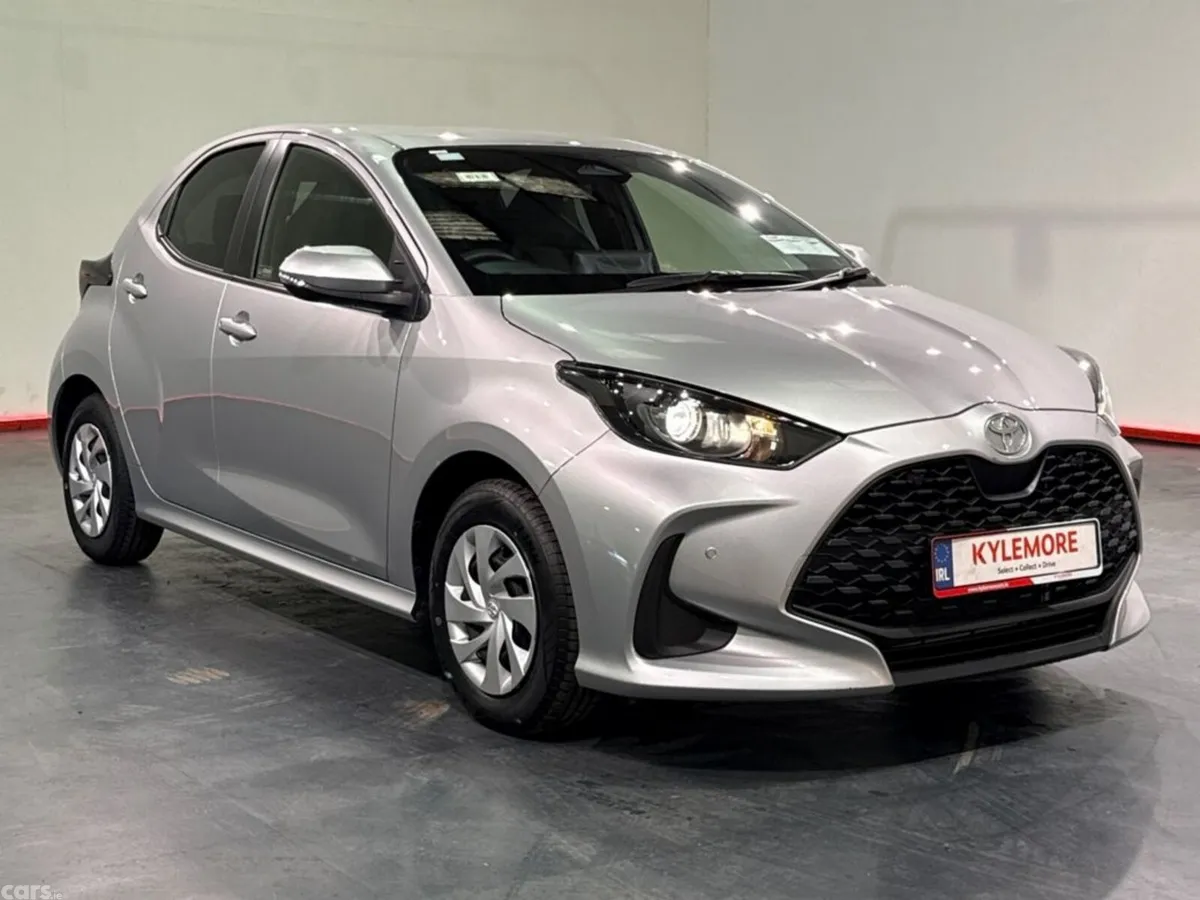 Toyota Yaris Hatchback, Petrol Hybrid, 2024, Silver