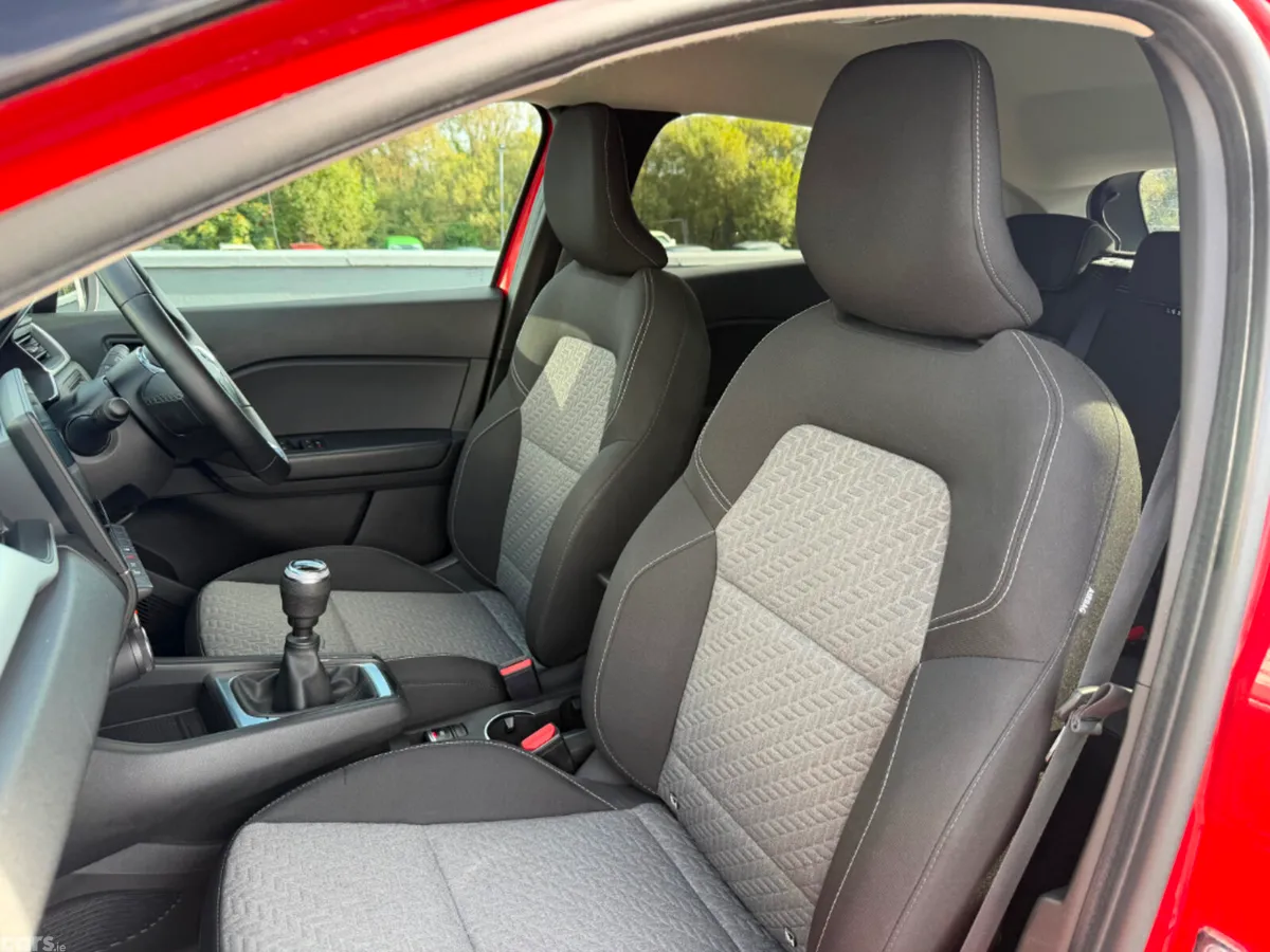 Renault Captur MPV, Petrol, 2022, Red