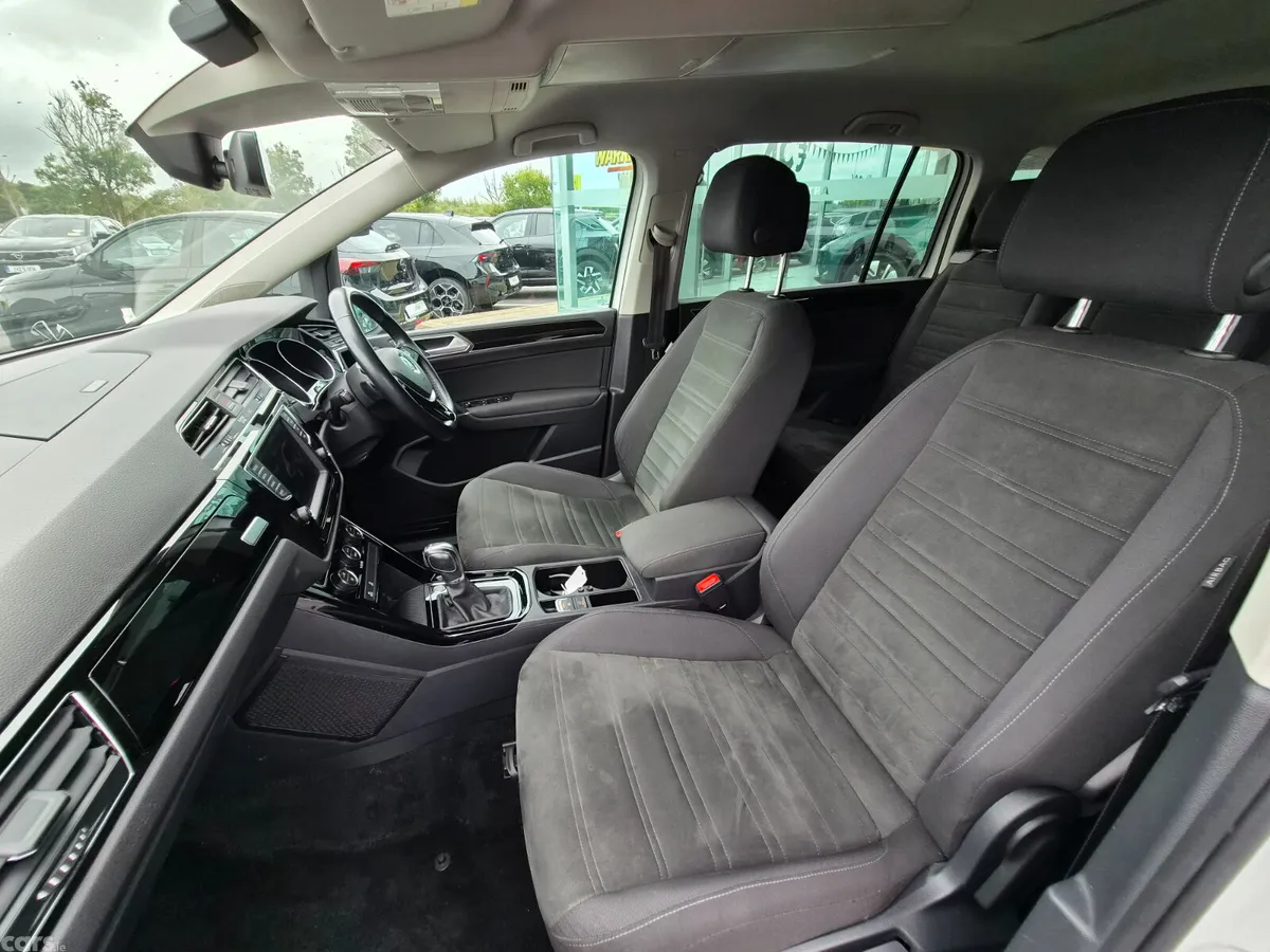 Volkswagen Touran MPV, Petrol, 2016, White
