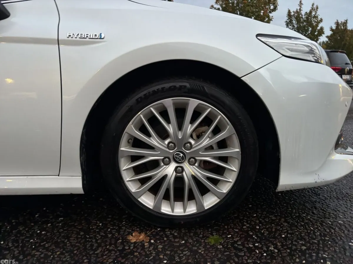 Toyota Camry Saloon, Petrol Hybrid, 2018, White