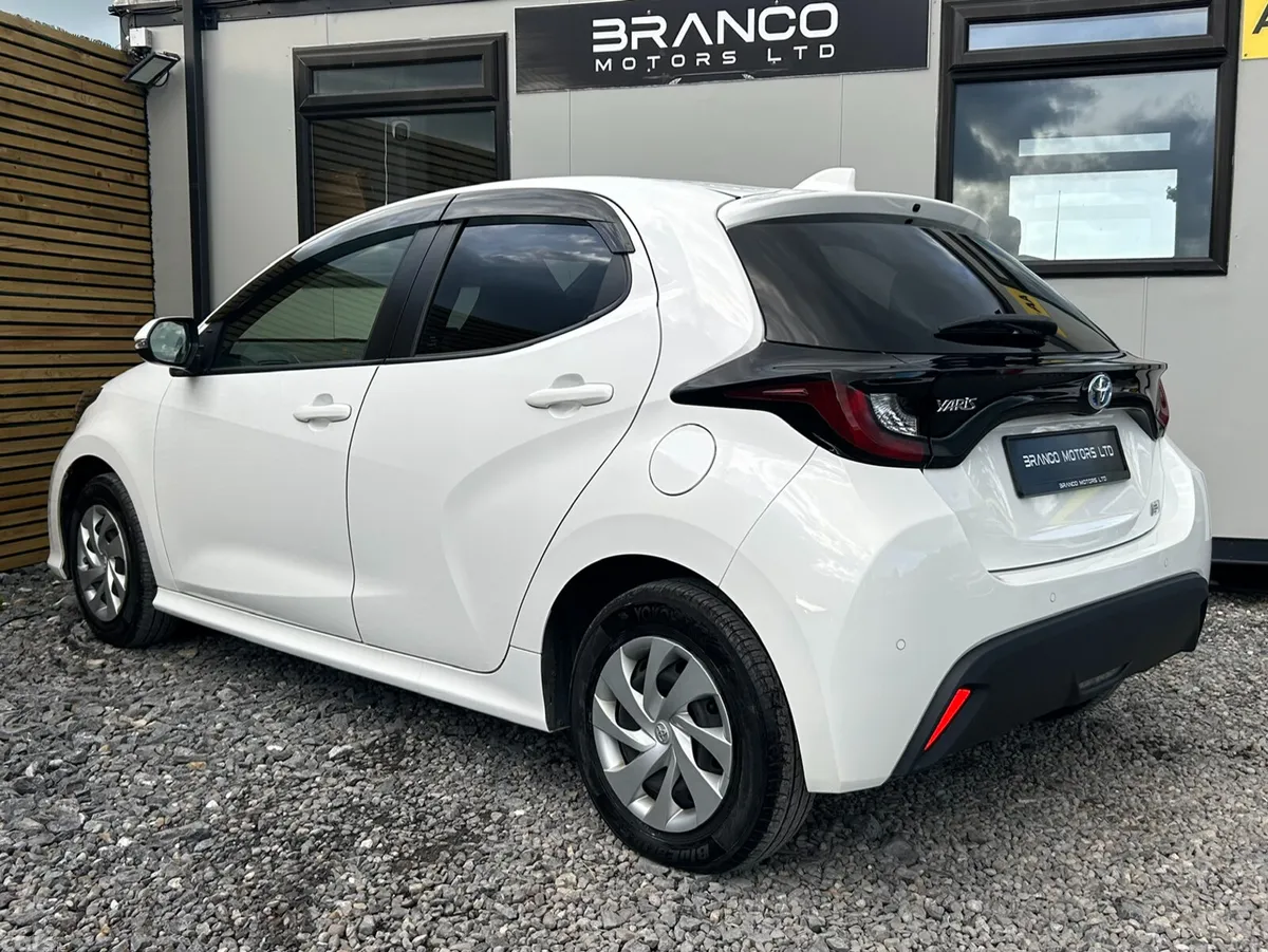Toyota Yaris Hatchback, Petrol Hybrid, 2021, White