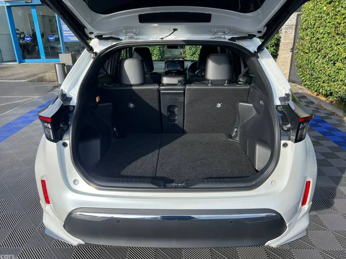 Toyota Yaris Cross Hatchback, Petrol Hybrid, 2022, White