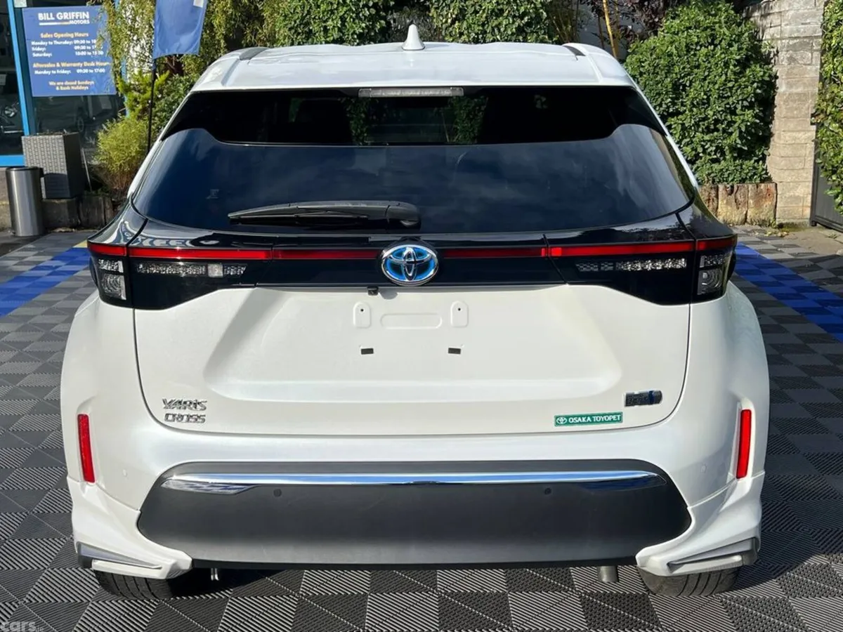 Toyota Yaris Cross Hatchback, Petrol Hybrid, 2022, White