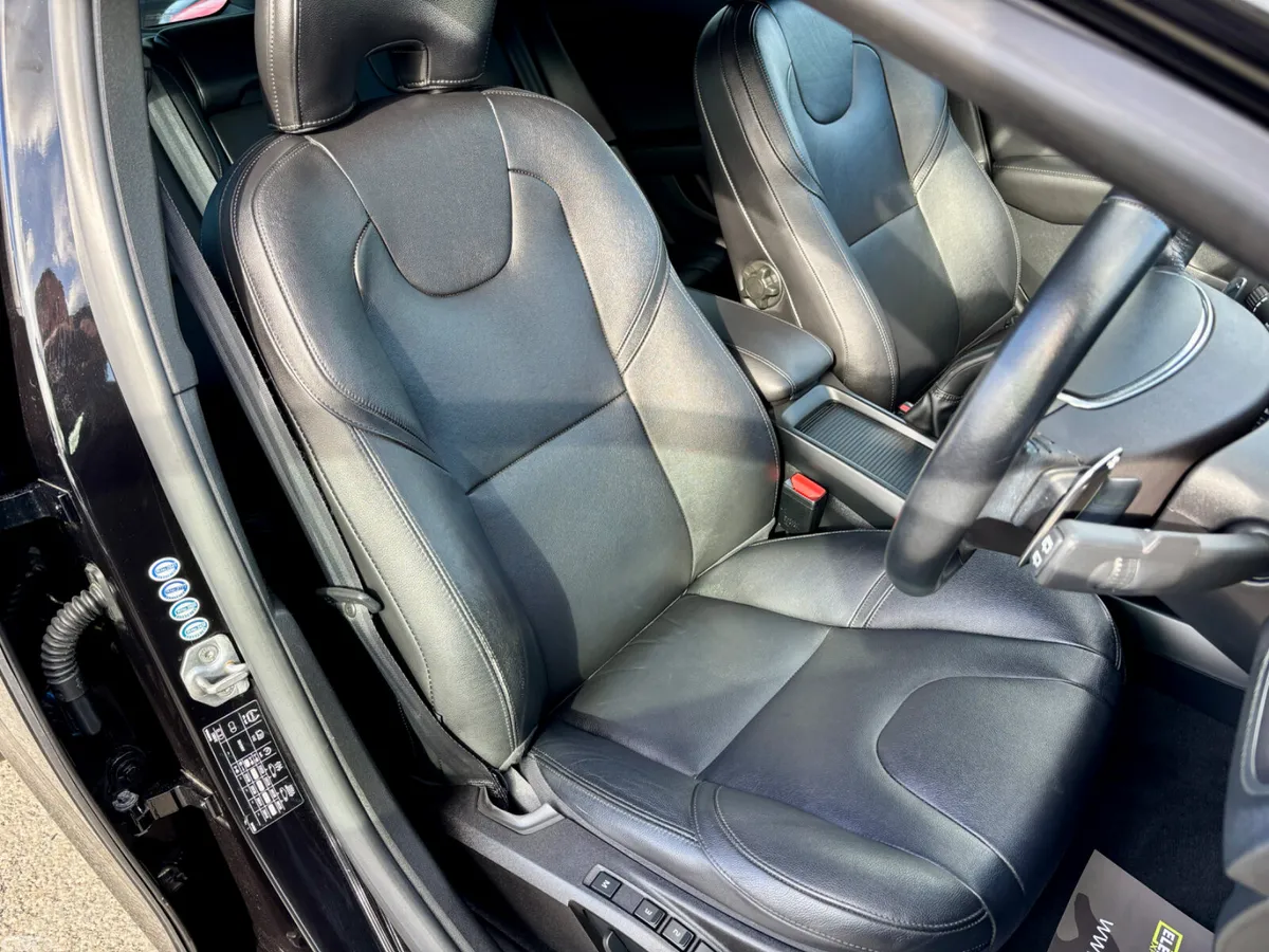 Volvo V40 Hatchback, Diesel, 2015, Black