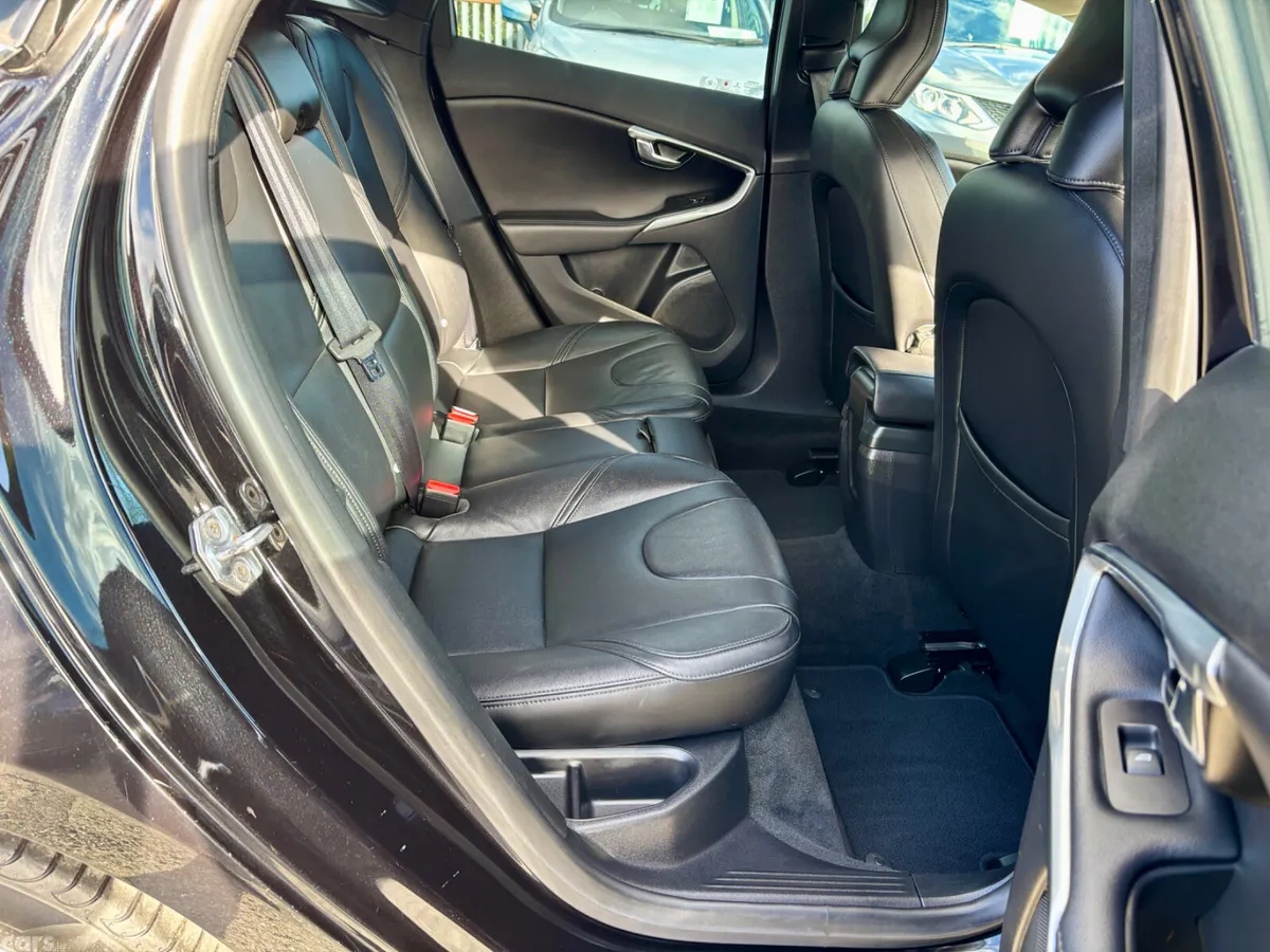 Volvo V40 Hatchback, Diesel, 2015, Black