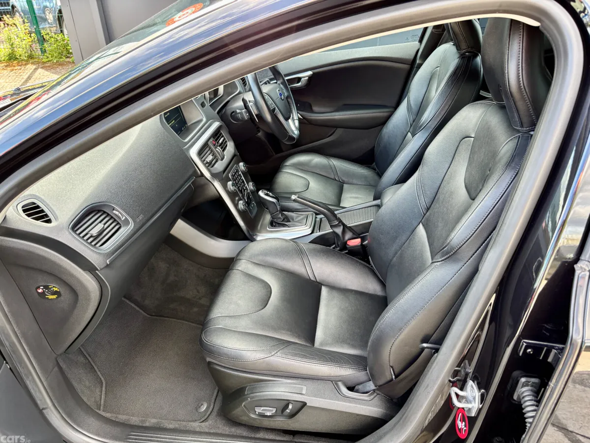 Volvo V40 Hatchback, Diesel, 2015, Black