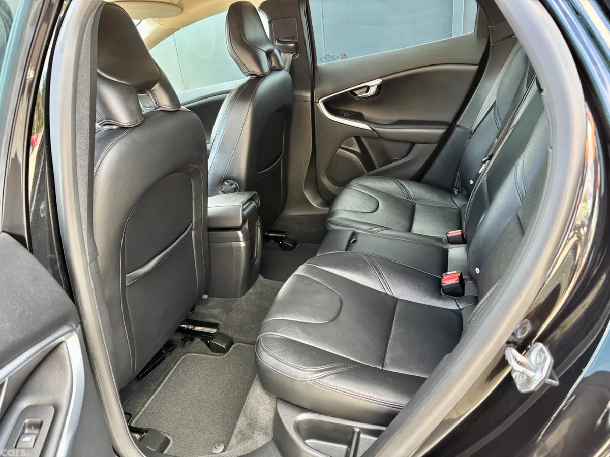 Volvo V40 Hatchback, Diesel, 2015, Black