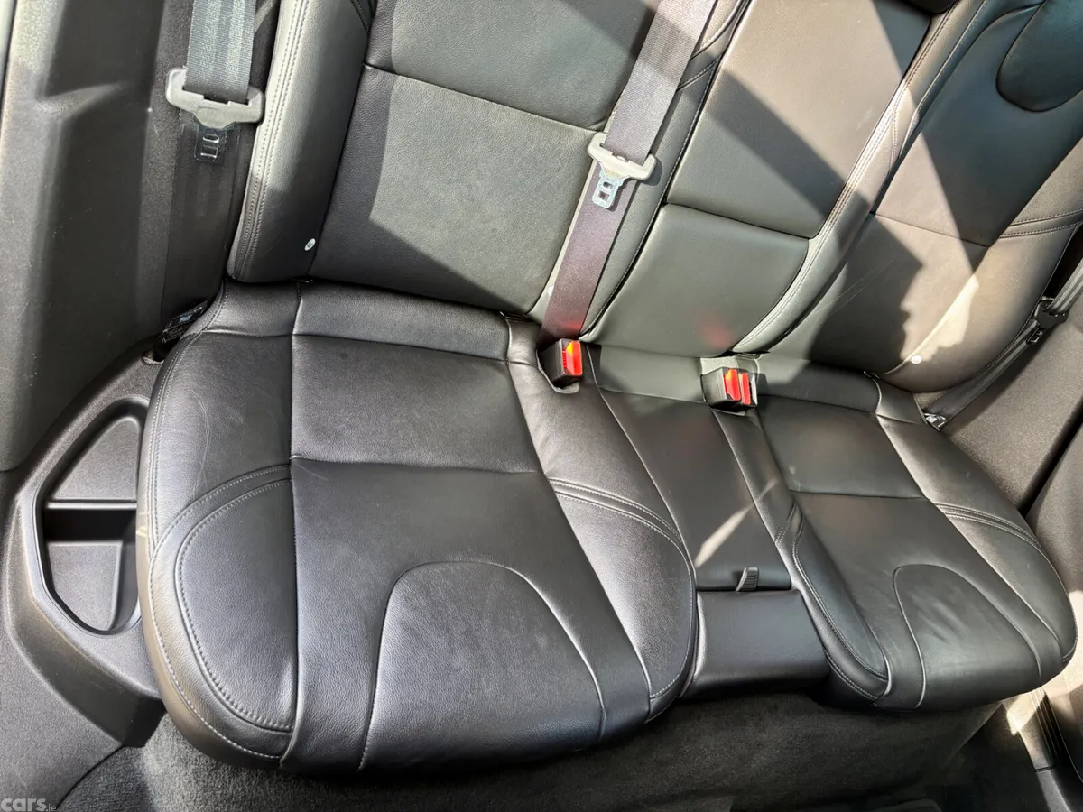 Volvo V40 Hatchback, Diesel, 2015, Black
