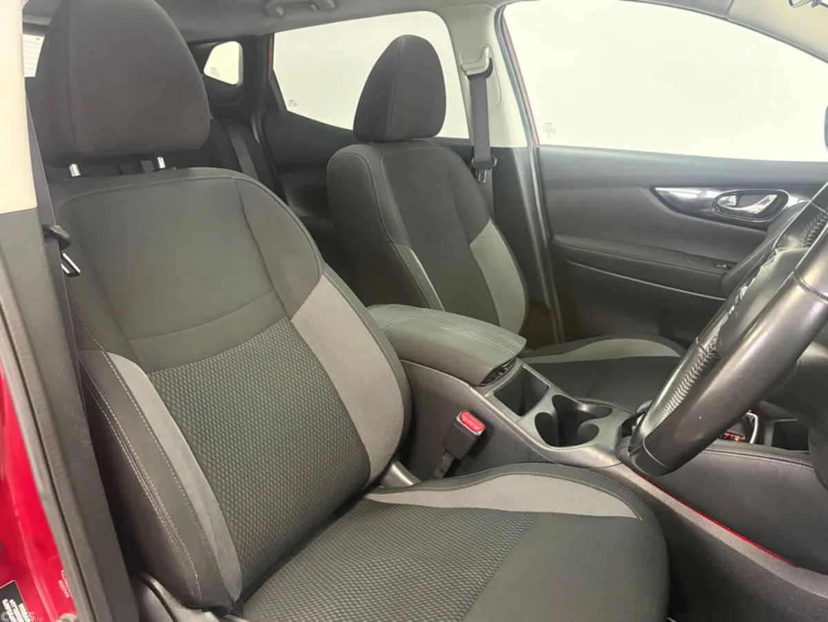 Nissan Qashqai MPV, Petrol, 2018, Red