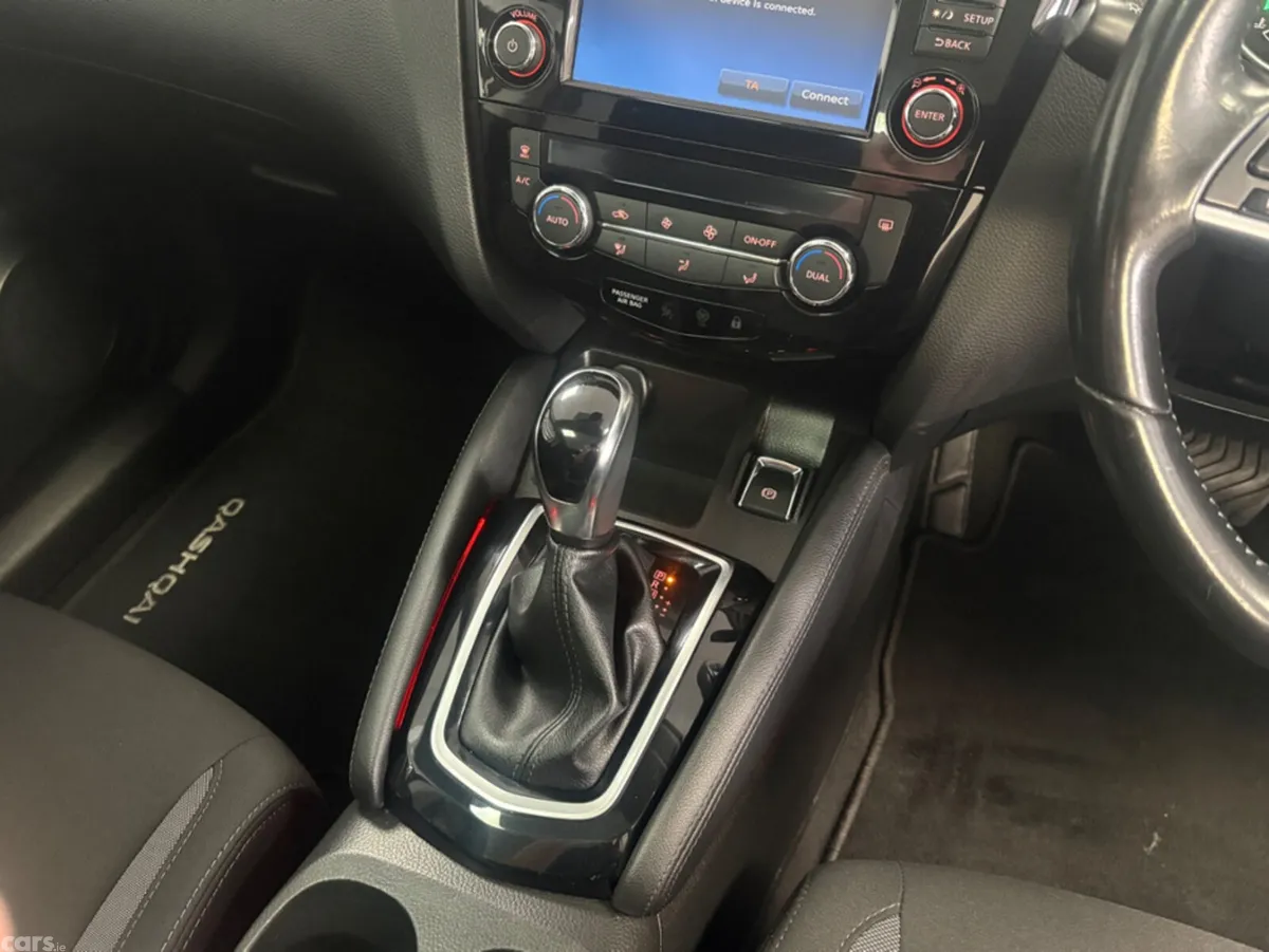 Nissan Qashqai MPV, Petrol, 2018, Red