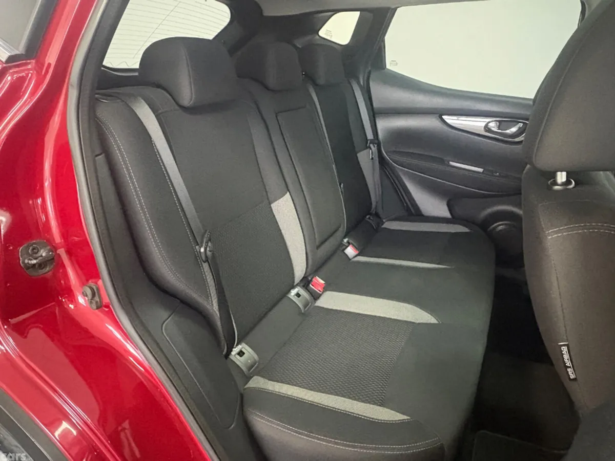 Nissan Qashqai MPV, Petrol, 2018, Red