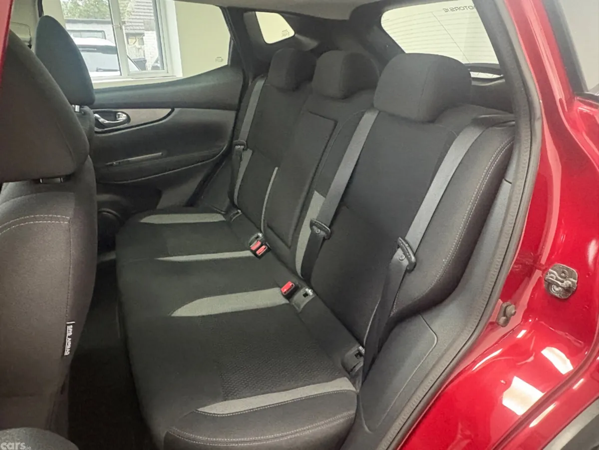 Nissan Qashqai MPV, Petrol, 2018, Red